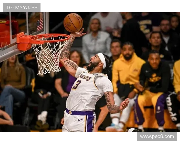 戴维斯穿强手棋配色Lebron22轰下15分14篮板2助攻3盖帽统治禁区